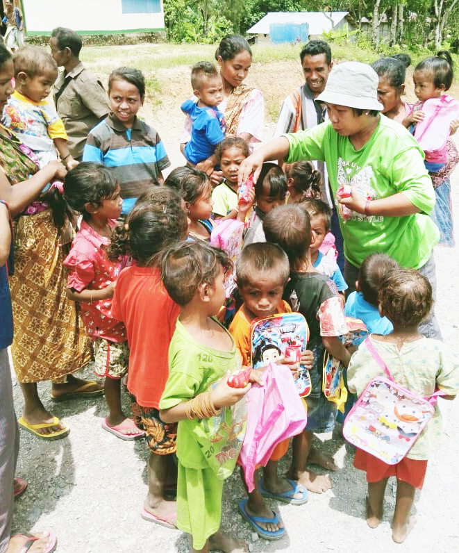 Esther distributes snacks to the children