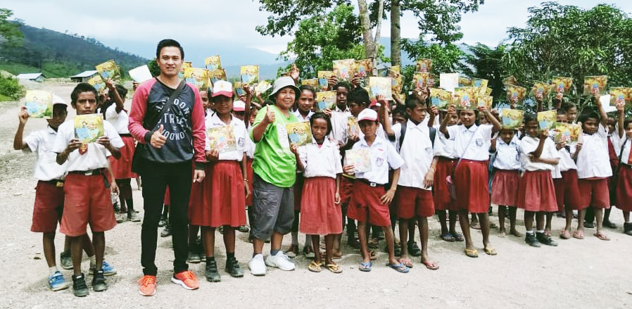 Esther & Irvan distribute school supplies