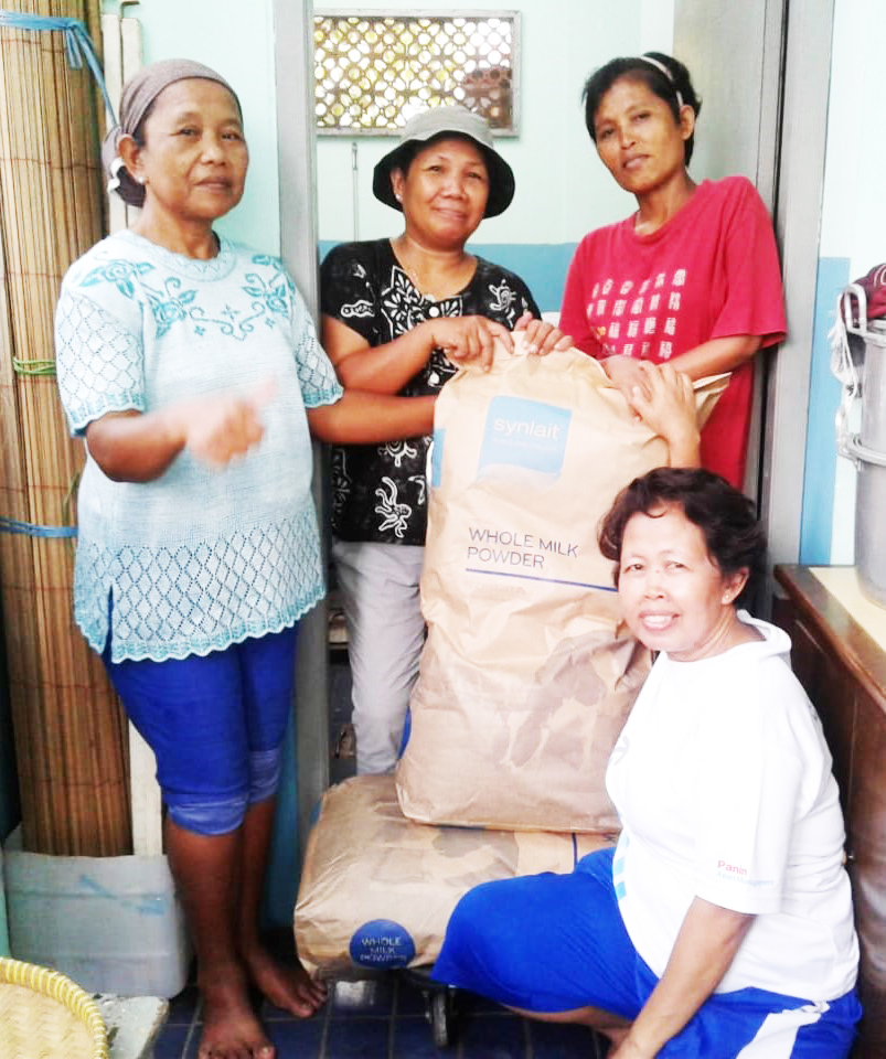 Bags of powdered milk for the families in Cilincing