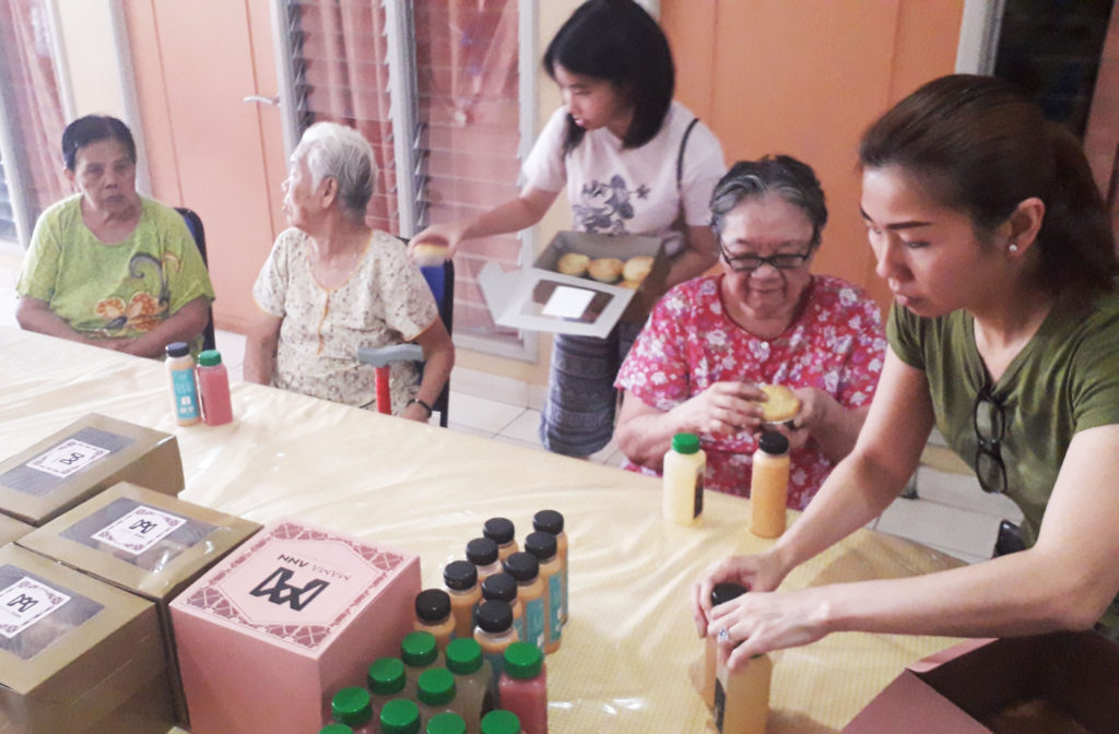 Volunteers distributing lunch and drinks